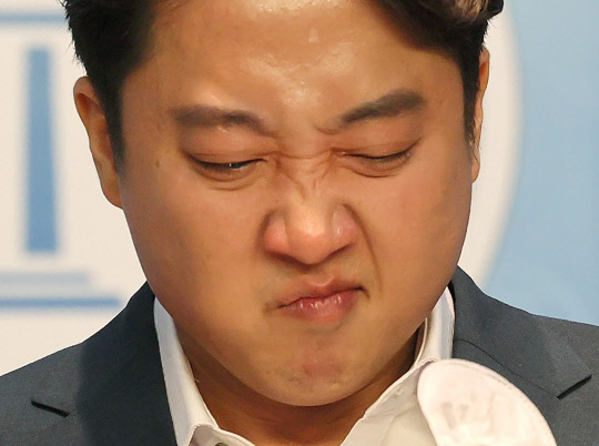당원권 정지 상태에서 당 대표직이 박탈된 이준석 국민의힘 전 대표가 지난 8월13일 오후 국회 소통관에서 기자회견을 열고 당 비상대책위원회 체제 전환에 대한 효력정지 가처분 신청 등과 관련해 직접 입장을 밝히던 중 눈물을 닦은 뒤 얼굴을 찡그리고 있다.<연합뉴스>